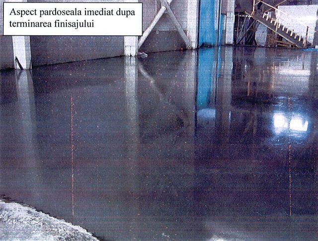 Pardoseală proaspăt finisată, cu suprafață lucioasă și reflexii
